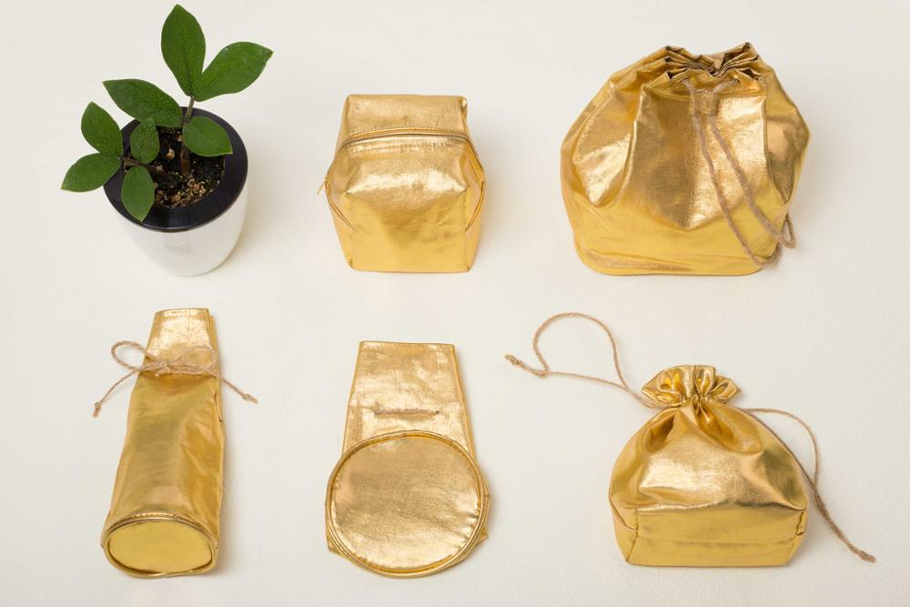 USA vs. Overseas Makeup Bag Manufacturers: Which is Right for Your Business?